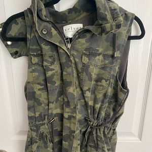Velvet brand camo print vest with removable fur hood.